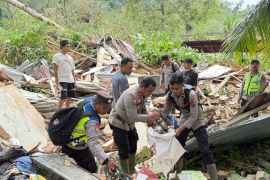Polres Pasaman Barat bantu bersihkan bekas reruntuhan rumah korban longsor Pasanggiang Talu