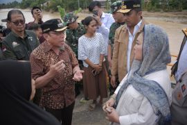 Maigus Nasir dampingi Titiek Soeharto pantau warga terdampak banjir di Kota Padang