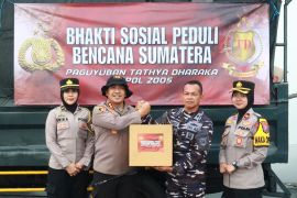 Alumni Akpol 2005 salurkan paket bahan pokok untuk bencana di Sumatera
