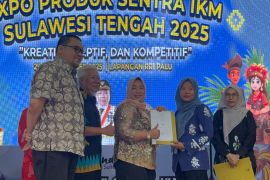 Kemenkum Sulteng serahkan sertifikat merek kepada pelaku IKM