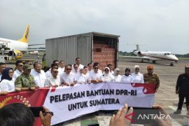 DPR serahkan bantuan untuk dikirim ke lokasi bencana di Sumatera