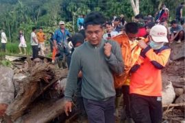 Anggota DPRD Agam ikut evakuasi korban tertimbun tanah longsor