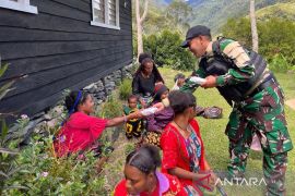 Prajurit Satgas Yonif 511 kunjungi gereja di Kanggime perkuat komsos