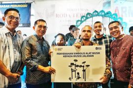 Kemenbud serahkan bantuan alat musik untuk Institut Musik Jalanan