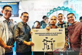 Kemenbud serahkan bantuan alat musik untuk Institut Musik Jalanan