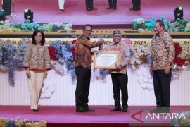 Bupati Gorontalo terima penghargaan dari Menteri Hukum