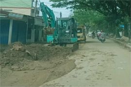Warga Pauh Kota Padang gotong royong bersihkan lumpur galodo dan Jalan M Hatta