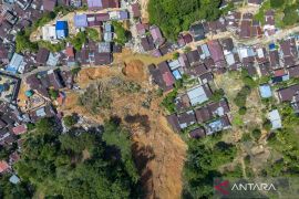 Military airdrops disaster relief to flood-affected Sibolga area