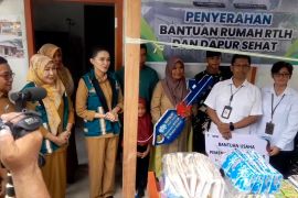 Warga sambut renovasi RTLH, Gubernur Sherly Tjoanda serahkan kunci