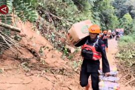 Brimob Polda Sumut terjang longsor demi salurkan bantuan di Taput