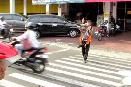 Kisah polisi gendong pelajar seberangi jalan demi keselamatan