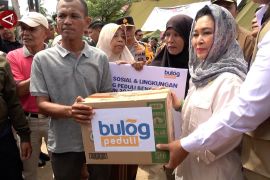 Komisi IV serahkan bantuan pangan Bulog bagi korban bencana di Padang