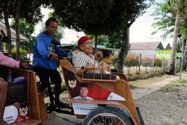 Lansia bisa bekerja lebih nyaman berkat bantuan becak listrik Presiden
