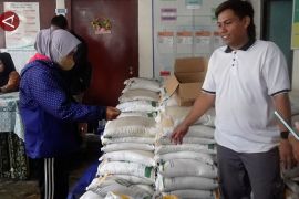 Pangkalpinang salurkan bantuan beras dan minyak goreng kepada KPM