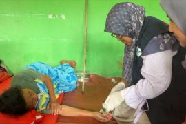 Petugas kesehatan bersiaga 24 jam di posko pengungsian erupsi Semeru