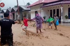 BPBD Padang evakuasi puluhan KK terdampak banjir luapan aliran sungai