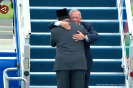 Presiden Prabowo sambut kedatangan Raja Yordania dengan pelukan hangat