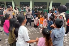Polisi beri trauma healing pada anak-anak korban erupsi Semeru