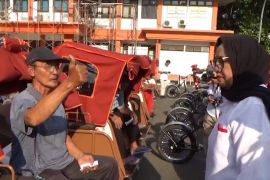 Semangat pebecak lansia Mojokerto terima becak listrik bantuan Prabowo