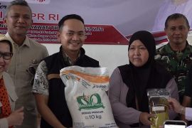 Bulog Bogor salurkan bantuan pangan bagi 1.458 warga Ciparigi