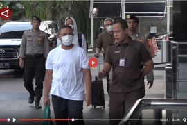 KPK bawa sembilan orang ke Jakarta untuk diperiksa usai OTT di Riau - VIDEO