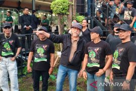 Iwan Fals tanam jati mas jelang konser di Sukoharjo