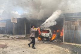 Aksi heroik personil Polres Sergai padamkan mobil terbakar