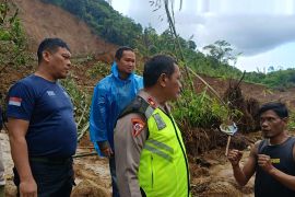 Tim gabungan Pemkab Pasaman Barat terus cari korban tertimbun longsor