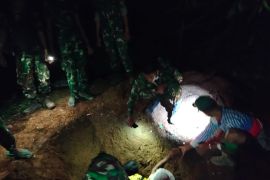 TNI AD bantu pemakaman korban banjir bandang di Salerah Aia Agam