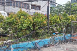 Kabel semrawut di Jalan Fatmawati karena penataan trotoar