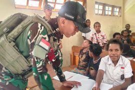 Prajurit TNI Satgas Yonif 112/DJ kerahkan prajurit mengajar di Tingginambut
