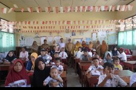 Tol Bakter-Pemkab Lampung Selatan berikan bantuan paket seragam SD