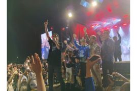 Charly Van Houten Ramaikan Malam Penutupan Festival Tari Kreasi Daerah 2025