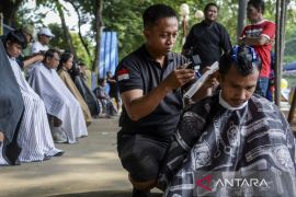 Aksi sosial pangkas rambut bayar seikhlasnya