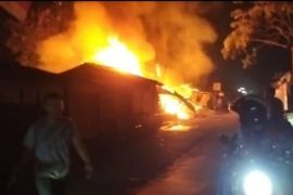 Polisi Serang selidiki penyebab kebakaran enam kios di Kibin