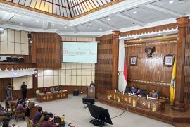 Gubernur Koster bahas raperda pengendalian toko modern lindungi warung