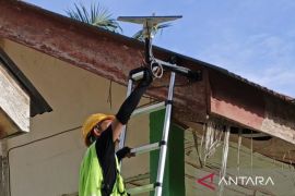 Pemkab Aceh Barat pasang 15 perangkat internet di lokasi banjir