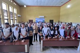 Mahasiswa FKIP UMPR KKN latih optimalisasi pengunaan medsos bagi siswa SMA