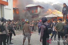 Prajurit Kodim 1702 Jayawijaya bantu padamkan kebakaran pastori Gereja El-Shaday