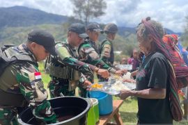 Prajurit Satgas Yonif 511 sediakan 200 paket MBG bagi warga Balingga