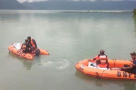 Basarnas turunkan dua perahu ke Danau Maninjau distribusi logistik bagi korban