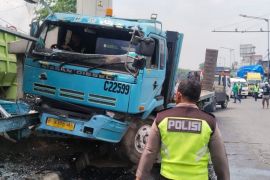 Polisi selidiki penyebab kecelakaan truk tabrak halte di Jakut