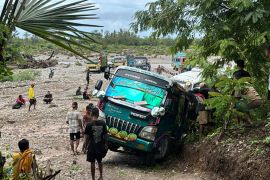 Polsek: 20 truk dan bus terjebak banjir di Amfoang