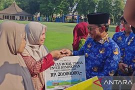 Pemkot Tangerang berikan ratusan bansos biaya kuliah hingga modal usaha