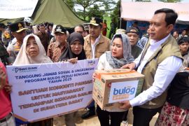 Penyaluran bantuan Bulog untuk korban bencana Sumbar Page 2 Small