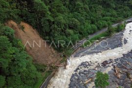 Jalan Padang-Bukittinggi putus total akibat banjir dan longsor Page 2 Small