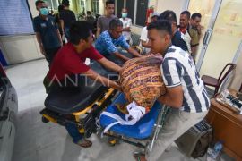 Penyerahan jenazah korban bencana di Sumatera Barat Page 1 Small