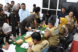 Pegawai Kejari Kapuas tes urine wujudkan lingkungan kerja bebas narkoba