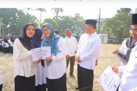 Rektor serahkan bantuan sosial Rp180 Juta bagi 147 pegawai terdampak banjir