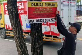 Satpol PP Denpasar tertibkan media promosi kotori fasilitasi umum